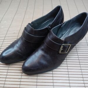 Naturalizer women's brown leather side zip bootie. 3" heel sz 9M. 50pm